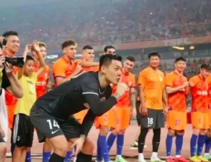 亚足联官方宣布处罚，泰山球迷展示不当横幅，被罚款6000美元